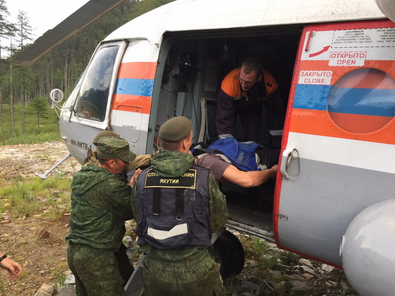 Пострадавших при падении вахтового "Урала" в Якутии доставили в город Нерюнгри