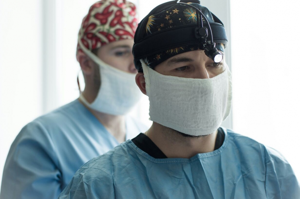 Гигиена труда врачей хирургического профиля. Современный идеальный врач. Портретное фото врача. Генри марш. Возраст хирурга.