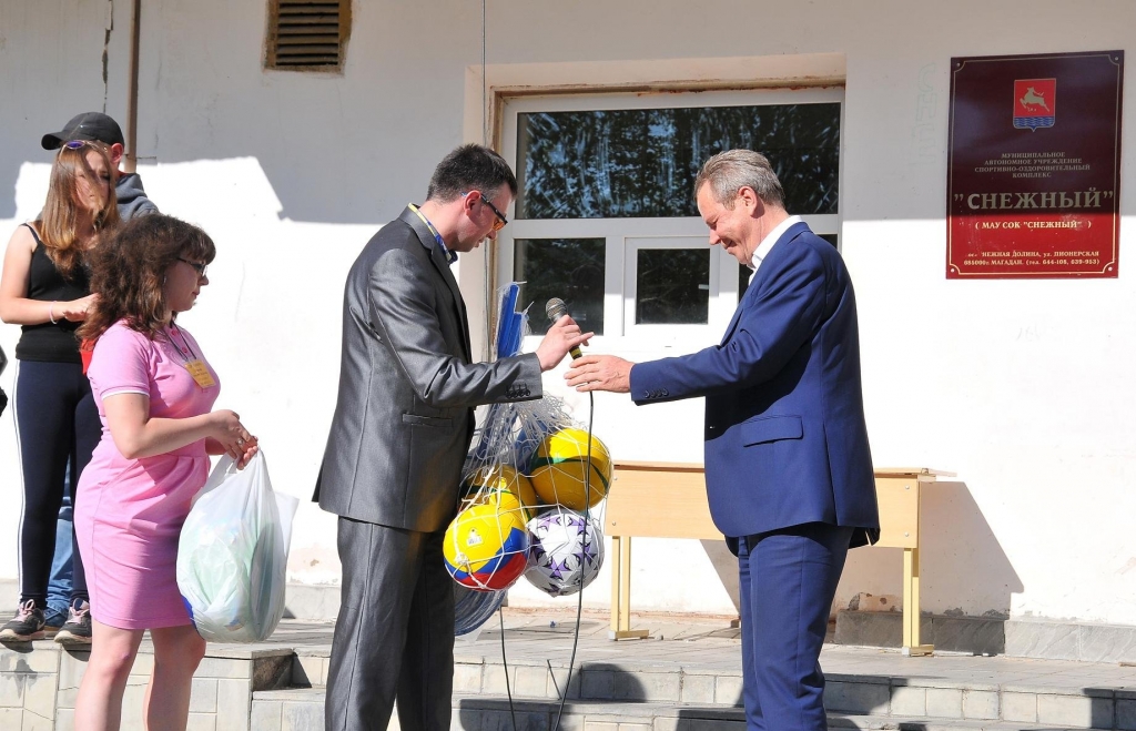 Сергей Абрамов вручил вожатым комплекты спортивных мячей для футбола, баскетбола и волейбола