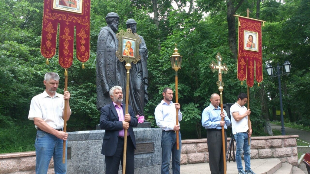 Крестный ход к памятнику святым Петру и Февронии