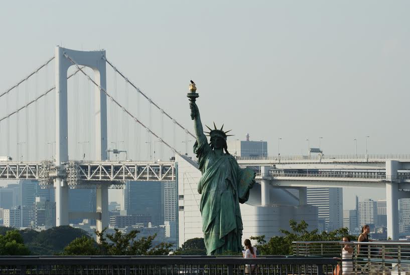 Уменьшенная копия Статуи Свободы в Токио