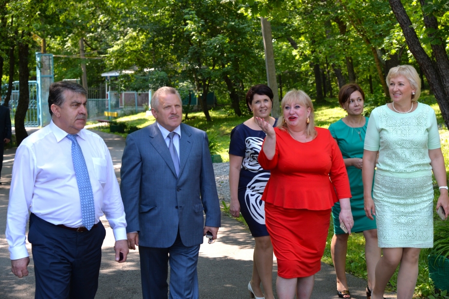 Губернатор Вячеслав Шпорт посетил "Мир детства"