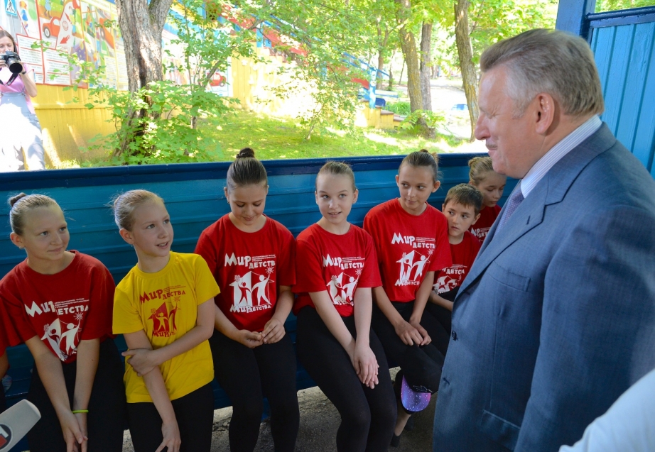 Губернатор Вячеслав Шпорт посетил "Мир детства"