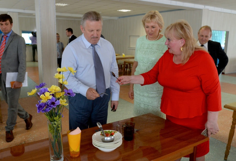 Губернатор Вячеслав Шпорт посетил "Мир детства"