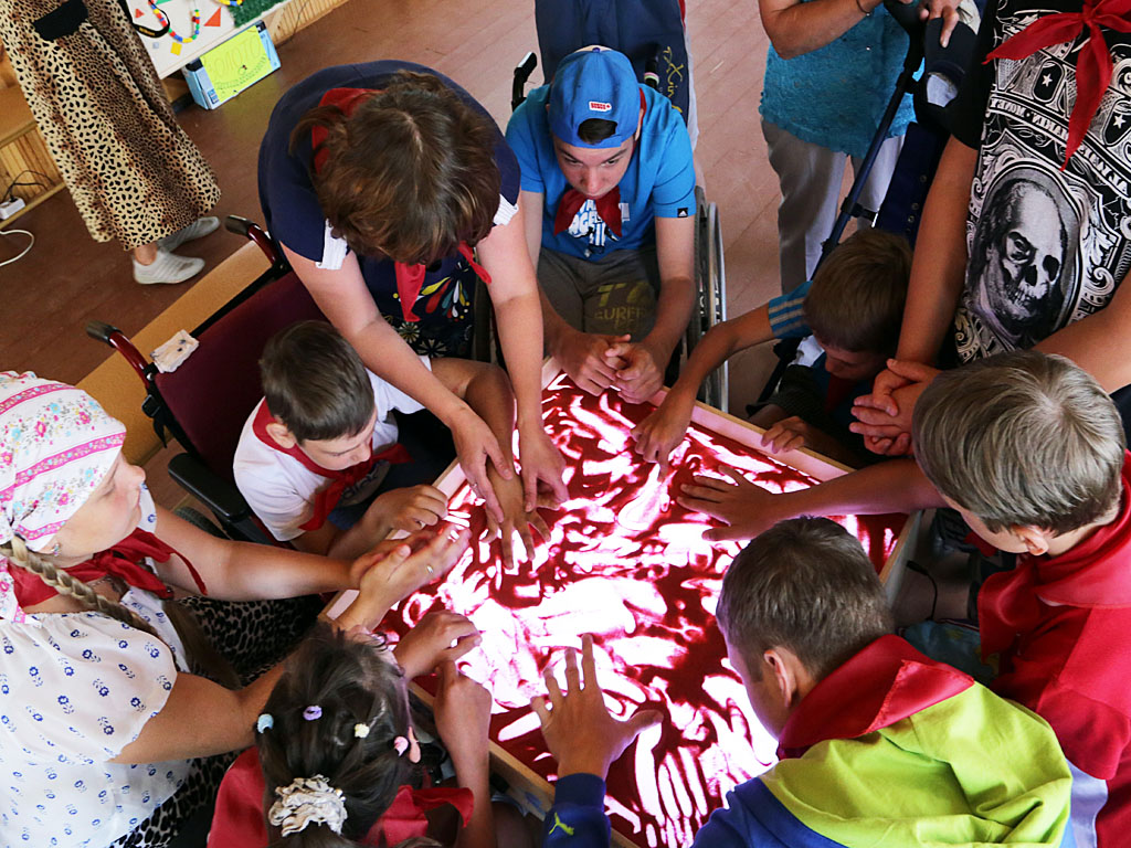 В ДОЛ "Мандархан" проходит реабилитационный сезон для семей, воспитывающих детей с огран
