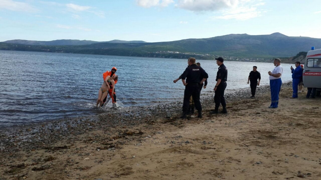 Спасатели достали из воды чуть не утонувшую девушку