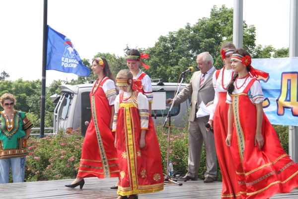 Праздничный концерт предоставлено партией