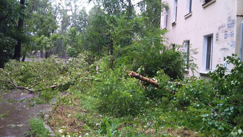 Ураган плотно прошелся по авиагородку в Хабаровске