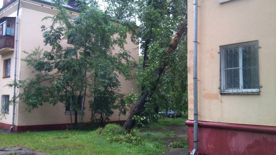 Ураган плотно прошелся по авиагородку в Хабаровске