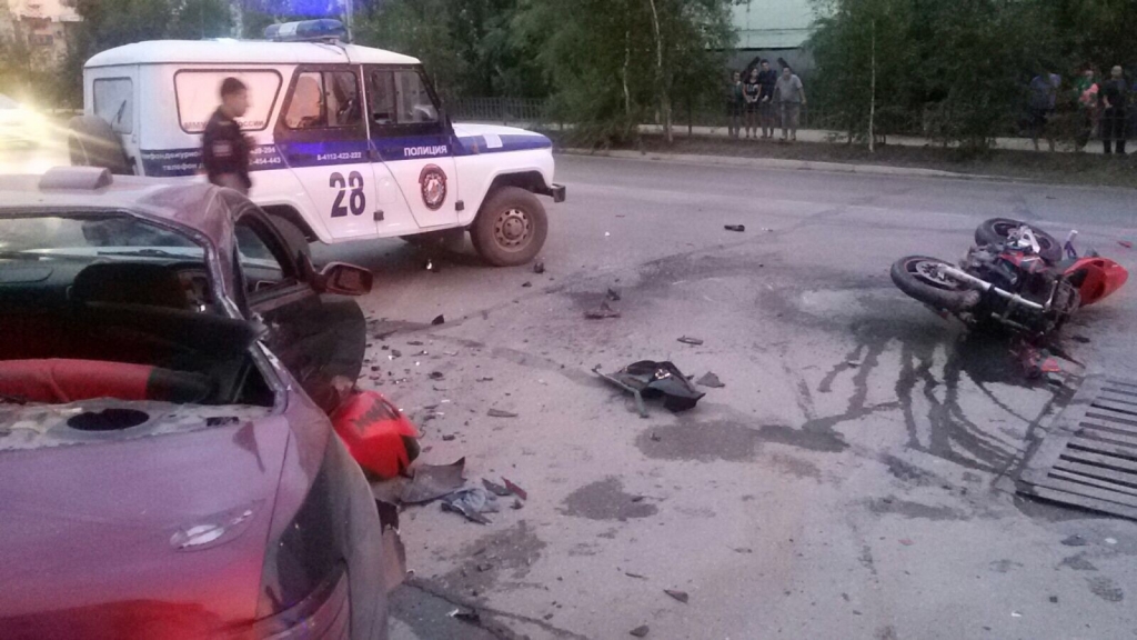 Мотоциклист въехал в бок иномарки в центре Якутска