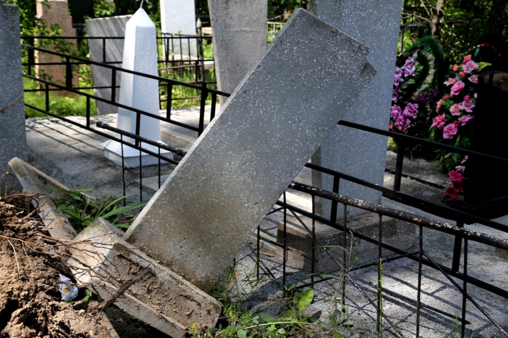 Тайфун "Чан-Хом" разворотил могилы на Центральном кладбище Хабаровска