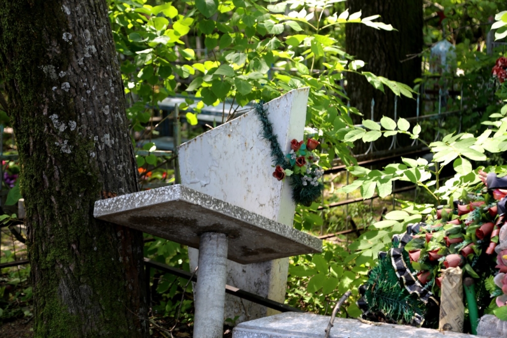 Тайфун "Чан-Хом" разворотил могилы на Центральном кладбище Хабаровска