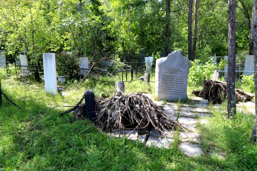 Тайфун "Чан-Хом" разворотил могилы на Центральном кладбище Хабаровска