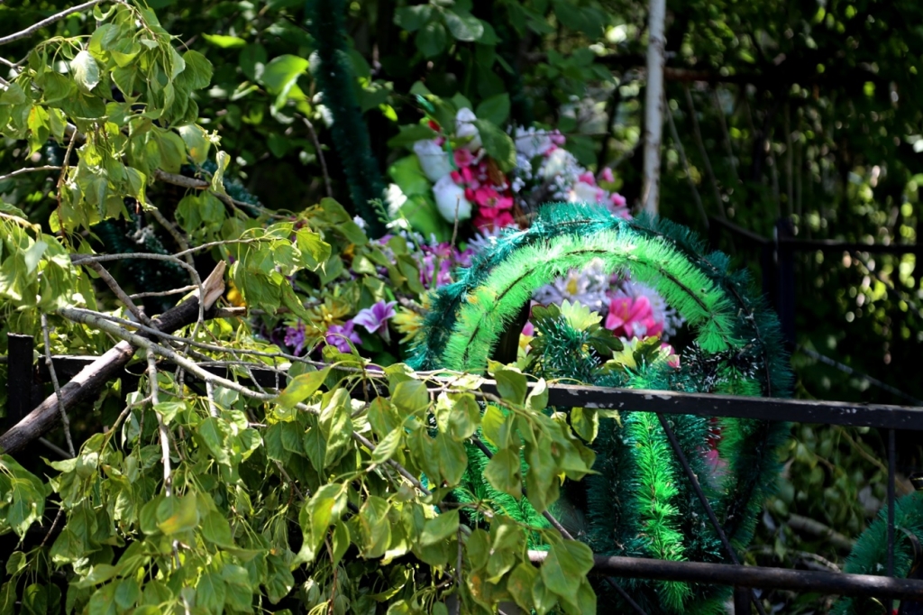 Тайфун "Чан-Хом" разворотил могилы на Центральном кладбище Хабаровска