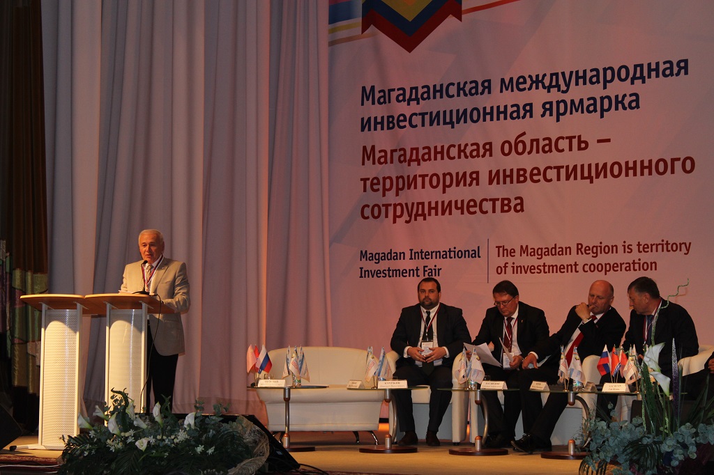 Губернатор Магаданской области Владимир Печеный открыл пленарное заседание