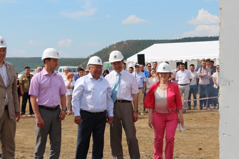 Глава Якутии Егор Борисов, мэр Якутска Айсен Николаев и члены правительства республики во время установки первой сваи индустриального парка