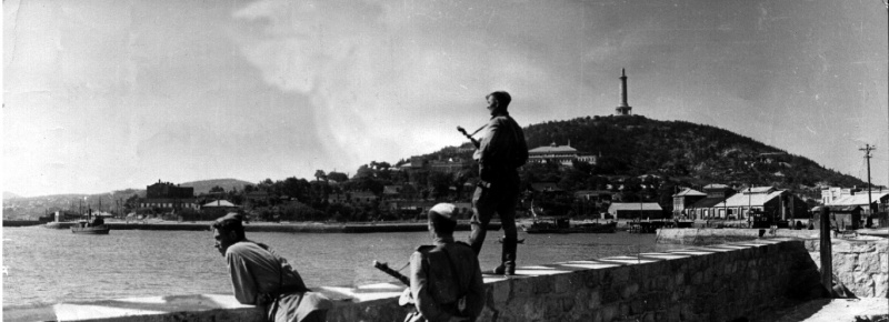Советские солдаты смотрят на Восточный бассейн в захваченном Порт-Артуре (ныне китайский город Люйшунь)