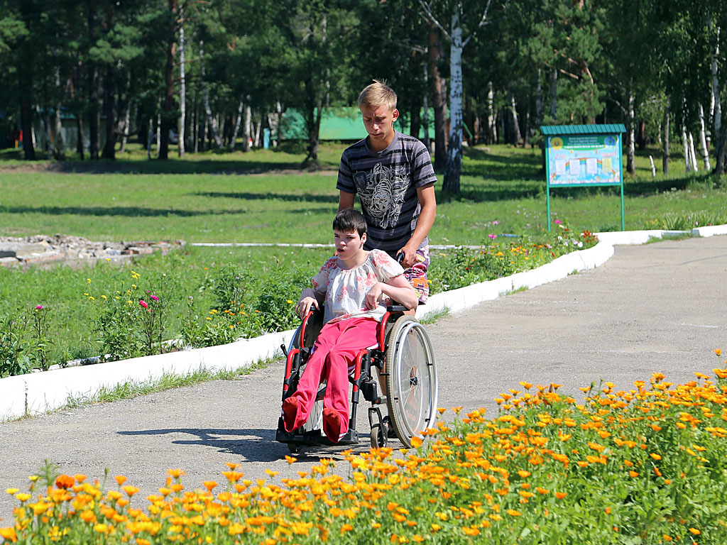 На территории лагерей оборудованы тротуары с пандусами, дающие возможность свободного перемещения по территории лагеря