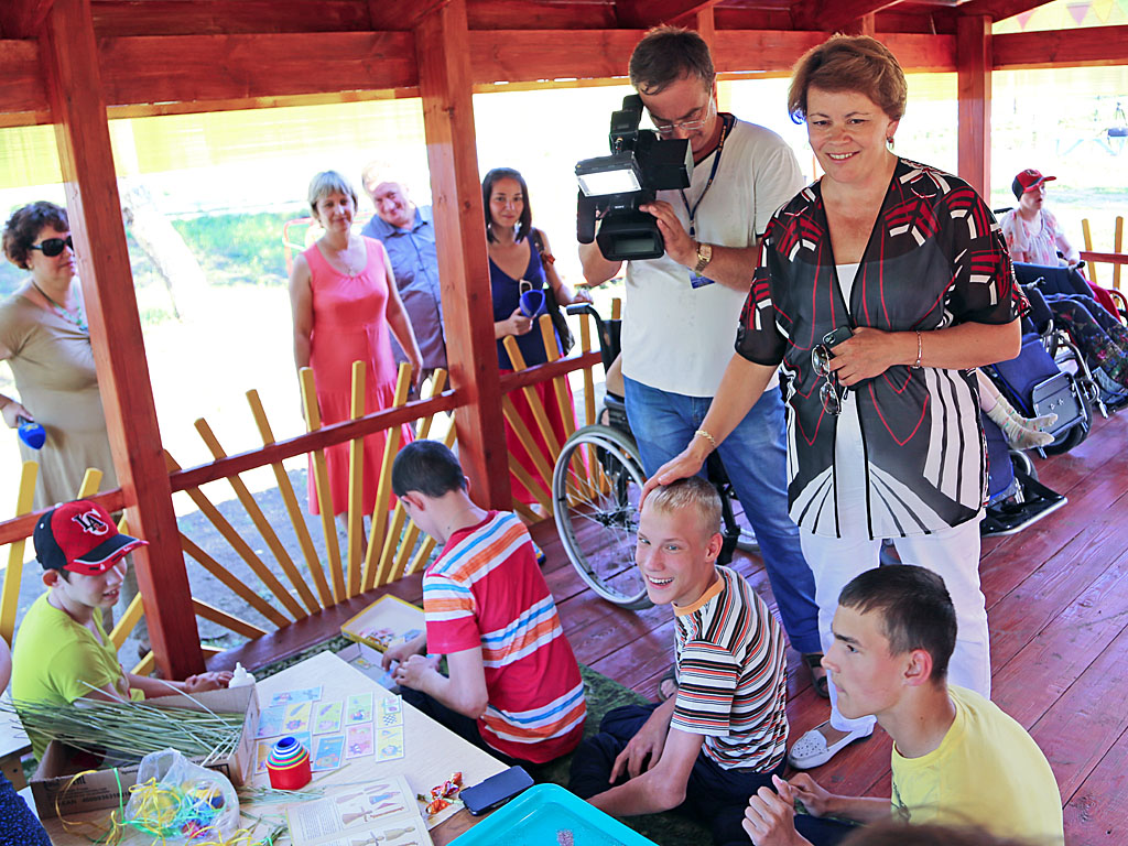 На территории построены дополнительные специальные крытые площадки для проведения досуговых мероприятий