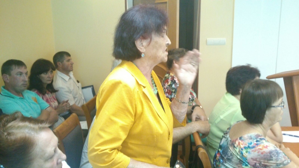 Валентина Головко высказывает претензии на том самом заседании Собрания депутатов