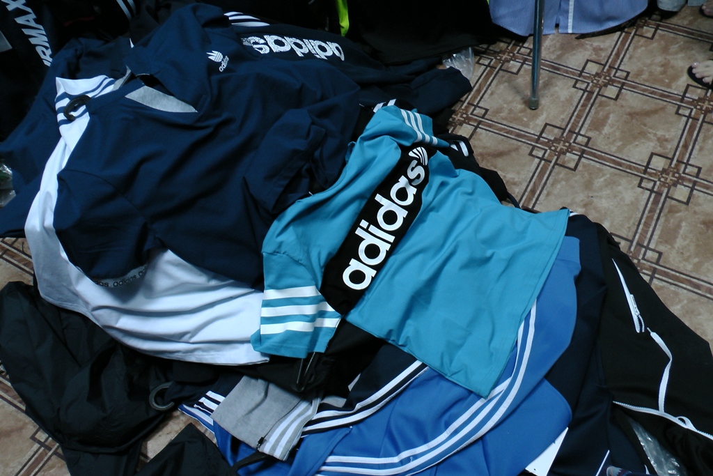 Контрафактную продукцию известного бренда изъяли полицейские на рынке в Биробиджане