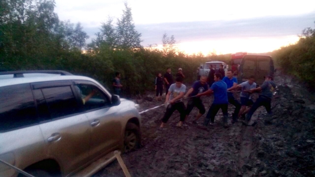 Водители вытаскивают Toyota Land Cruiser 200 на региональной дороге "Амга" YakutiaMedia