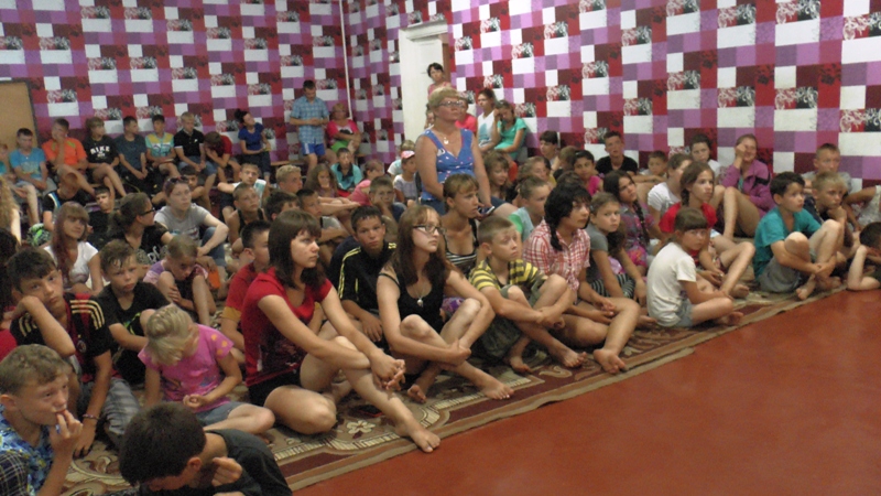 Правду о наркотиках рассказали полицейские Биробиджана воспитанникам лагеря "Юнаты"