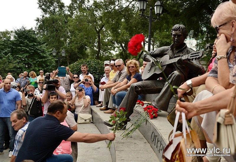 Мэр города возлагает цветы