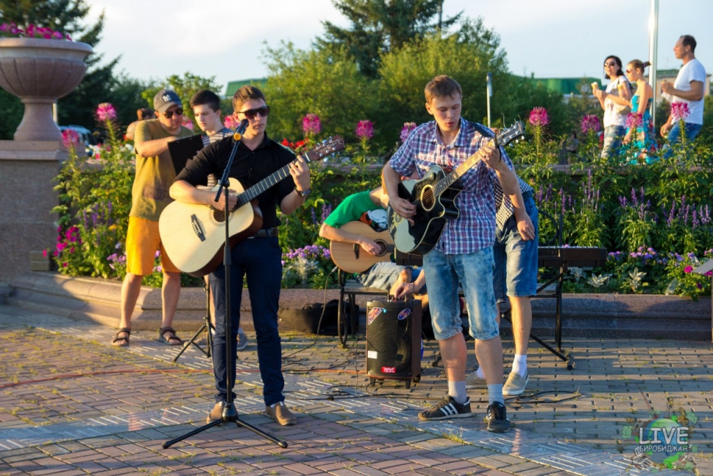 Самодеятельные артисты радовали зрителей на набережной Биры