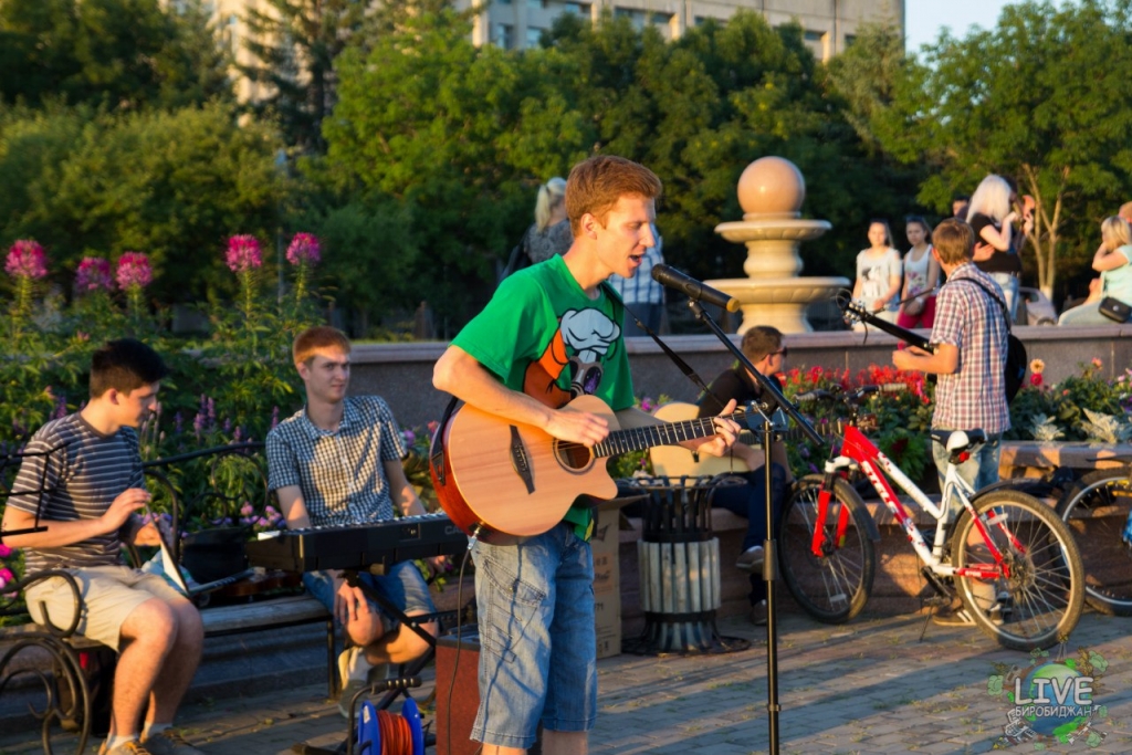 Артисты то и дело сменяли друг друга у микрофона