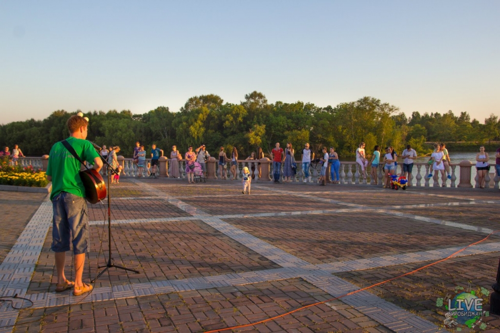 Движение "Биробиджан Молодой" порадовало горожан живым концертом на набережной реки Бира