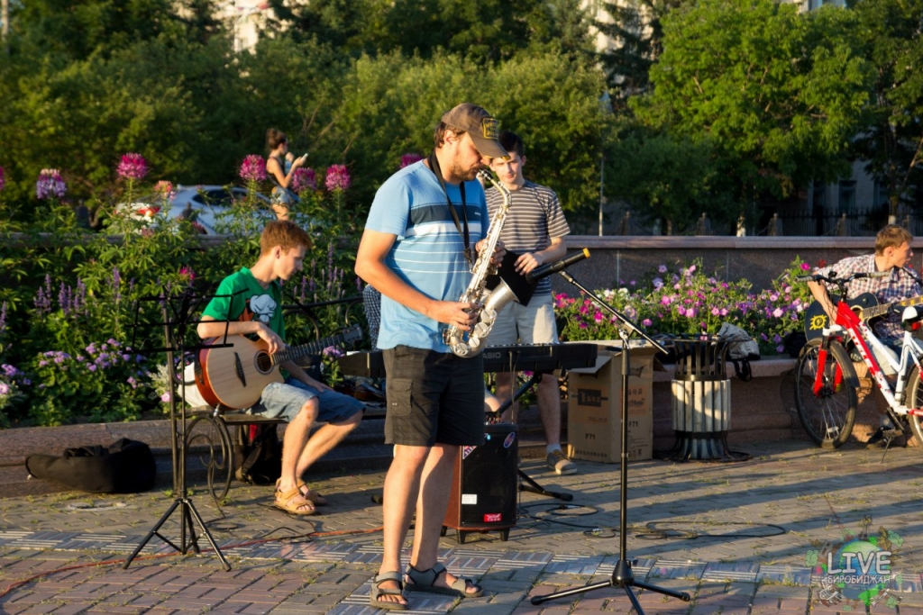 Алекс Плечко исполнил на саксофоне "Любовь ночного города"