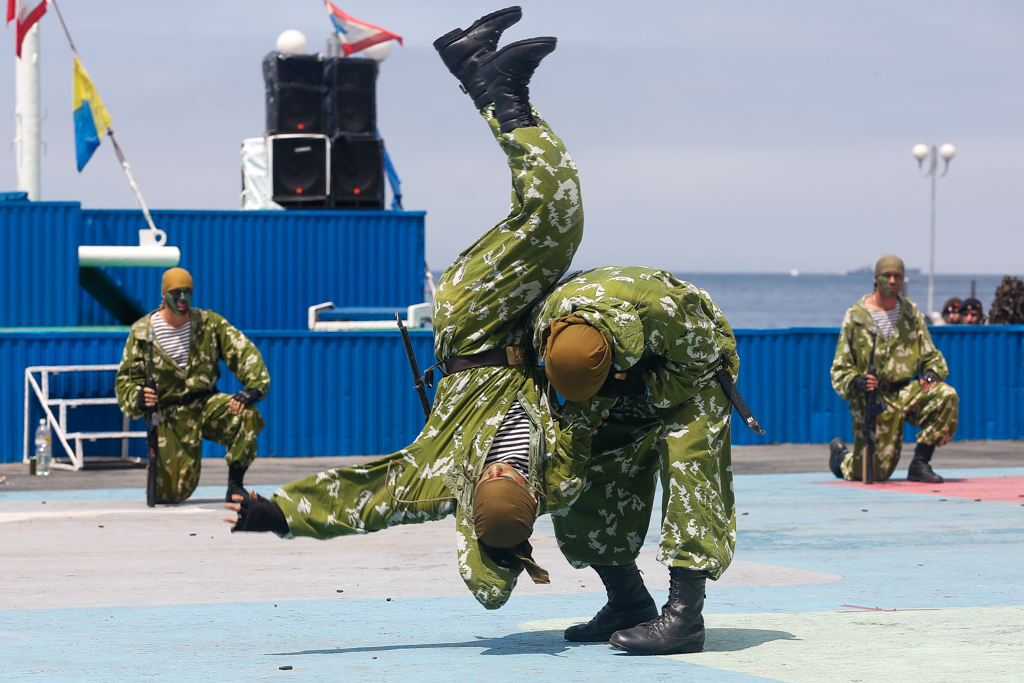 Выступление бойцов морской пехоты