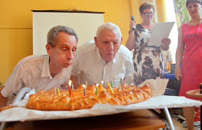 Община "Фрейд" принимает поздравления с днем рождения