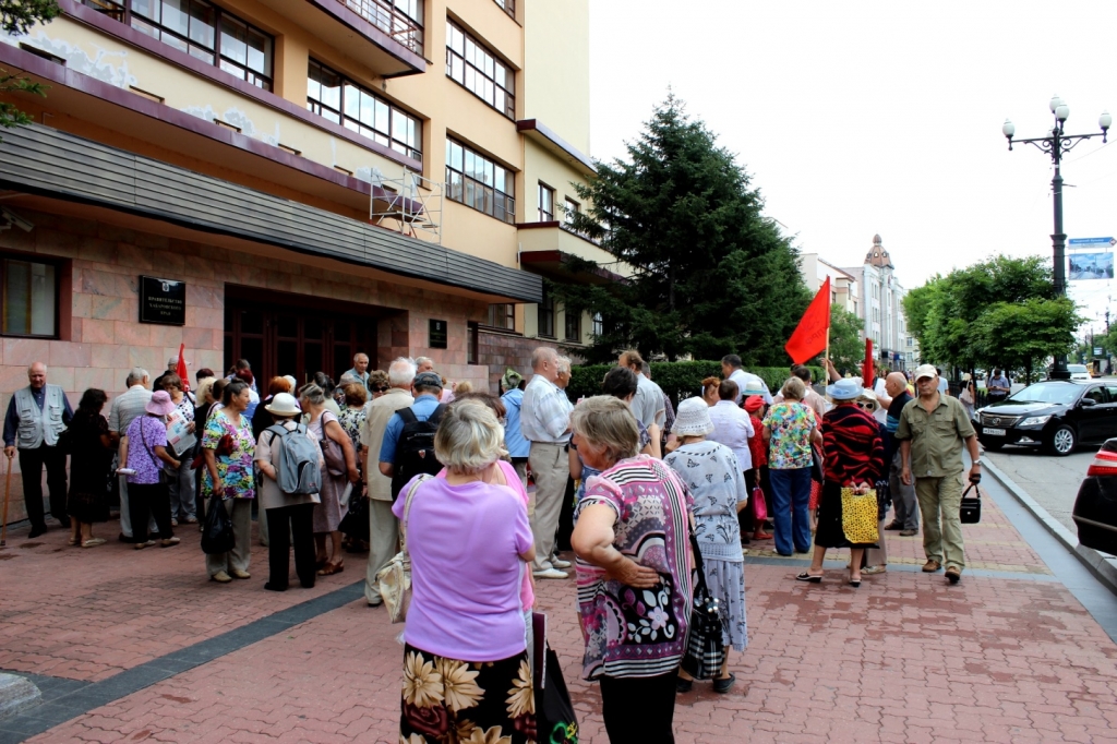 Около 50 человек устроили пикет против монетизации льгот у стен Закдумы Хабаровского края
