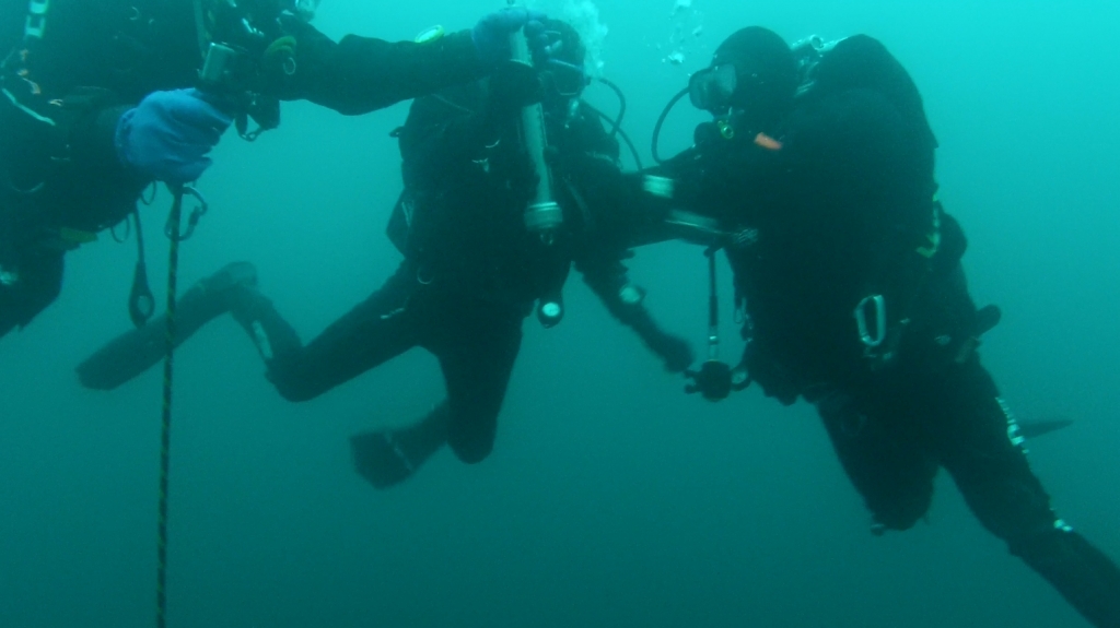 Спасатели погрузили на дно Байкала Капсулу времени" с посланием потомкам