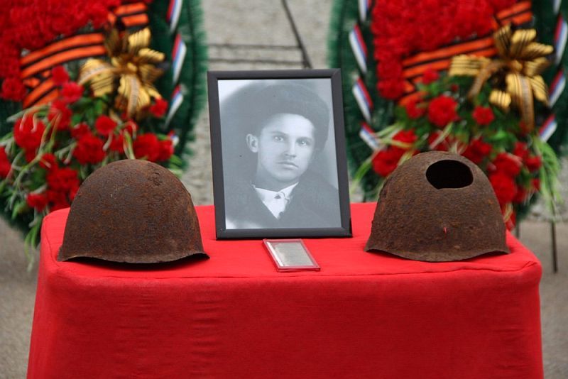 Документов поисковики не находили ни разу. А вот подписанные котелки и пряжки – часто.