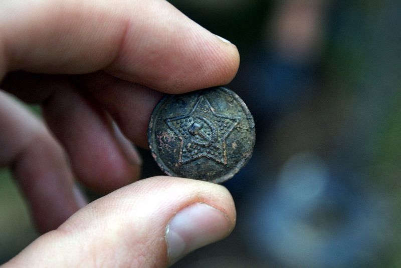 Пуговицы и парашютные пряжки свидетельствуют - экипаж не успел покинуть аварийную машину