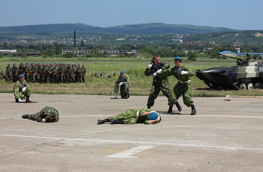 Парни готовятся к службе в ВДВ