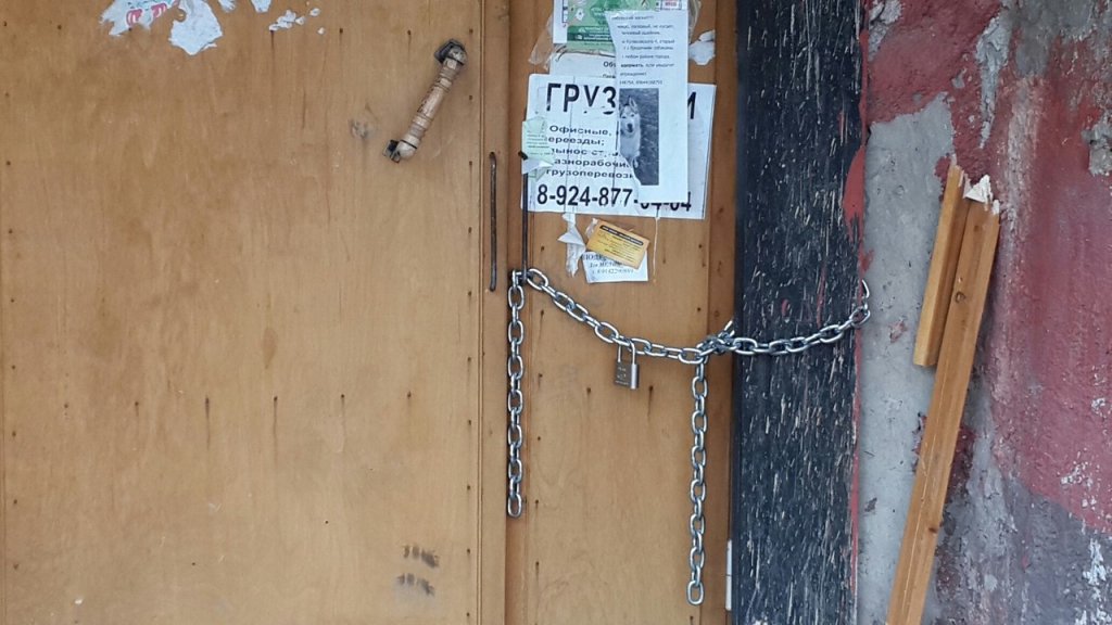 В темное время суток входные двери в здание закрывают