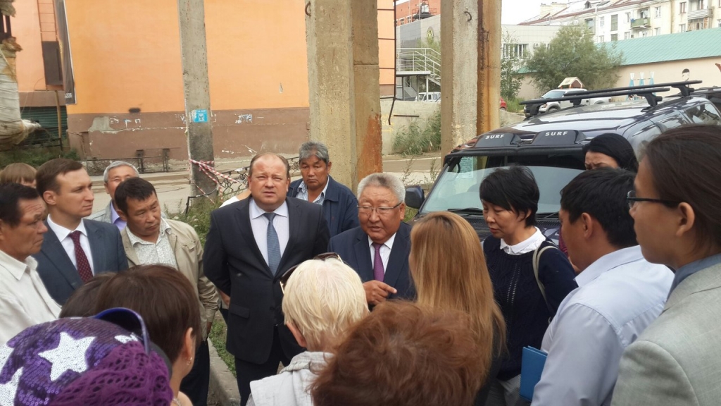 Встреча главы Якутии с жителями аварийного дома в Якутске
