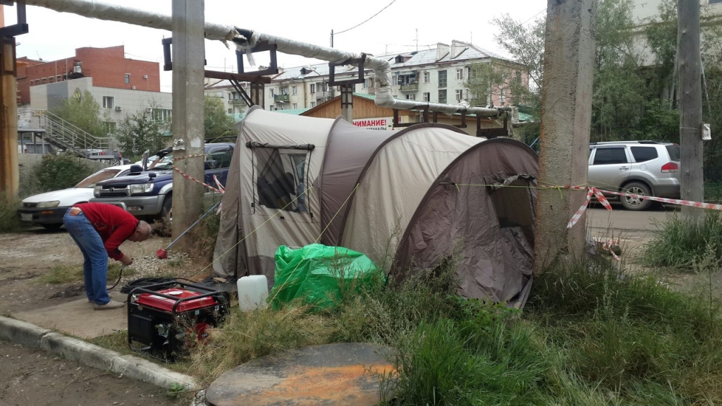 Палатка во дворе для охраны дома