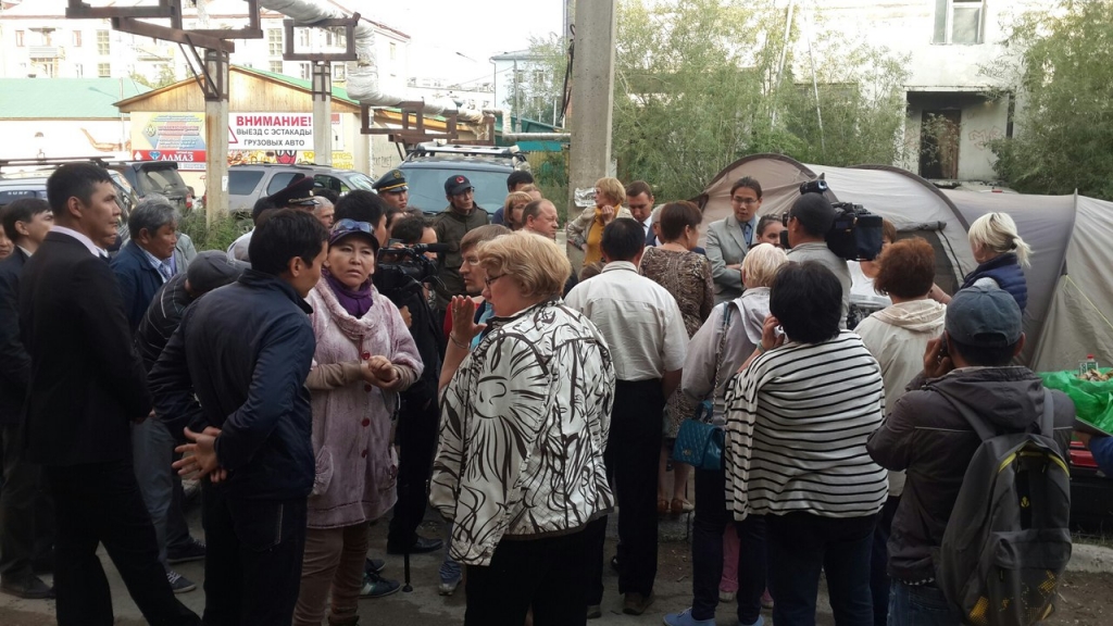 Встреча главы Якутии с жителями аварийного дома в Якутске