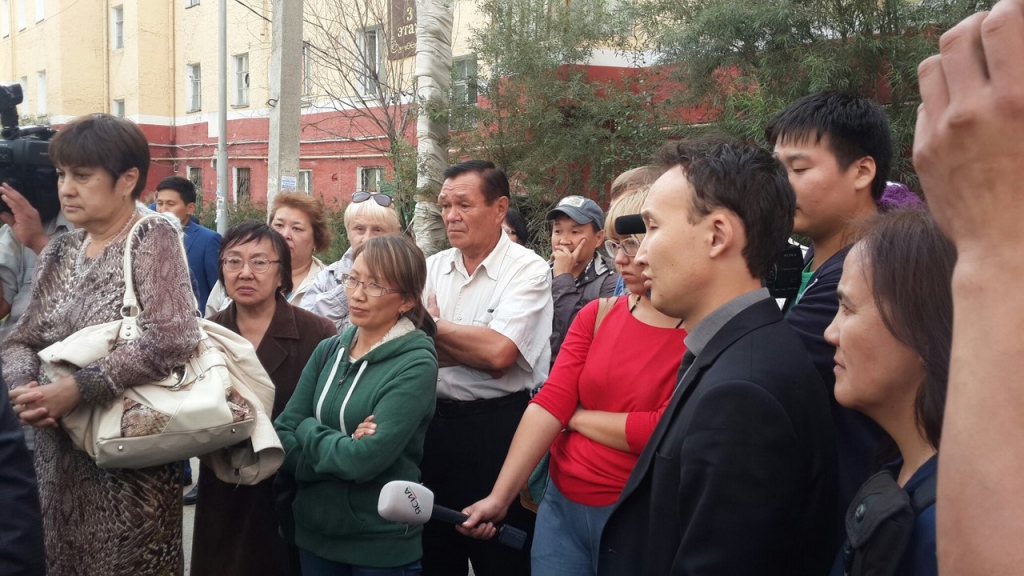 Встреча главы Якутии с жителями аварийного дома в Якутске