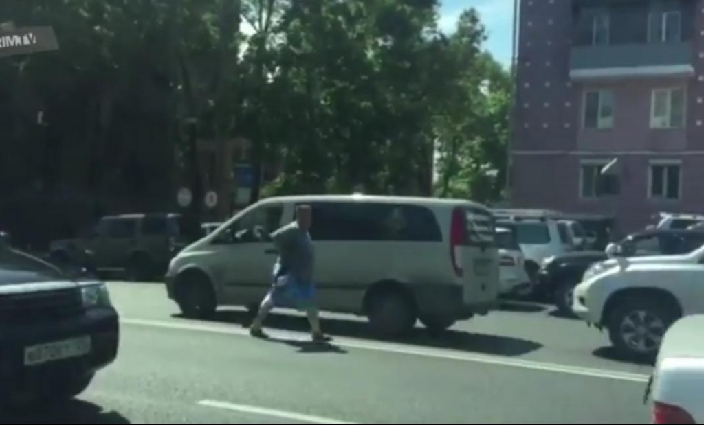 Мужчина гуляет по автодороге РИА PrimaMedia