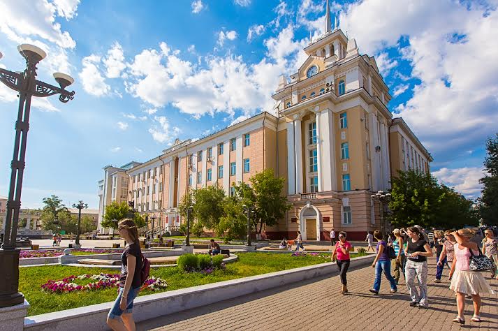 Радио улан удэ. Дом радио Улан-Удэ. Забайкаллес Улан Удэ здание. Площадь советов Улан-Удэ шпиль. Улан Удэ радиостанция здание.