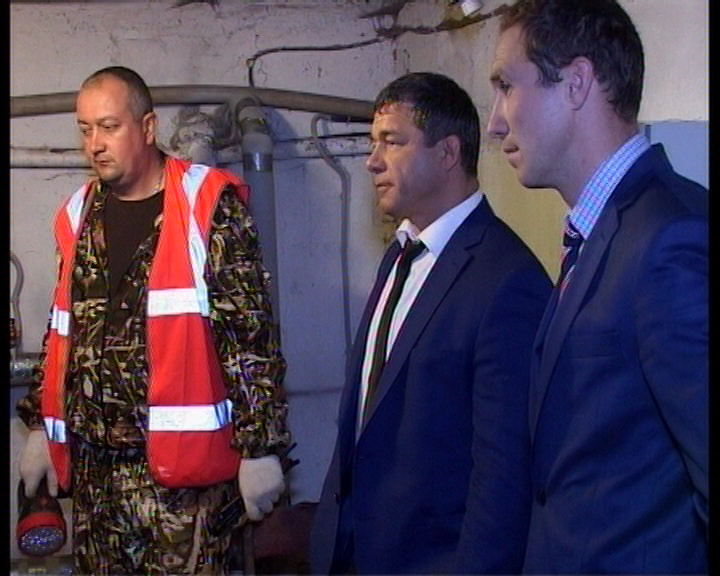 На выездном совещании организатор общественного движения "Наш Магадан" проверил, как ведется подготовка жилфонда к зиме