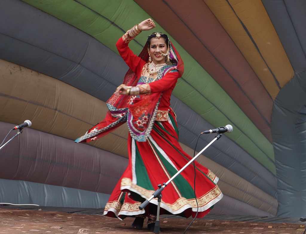 Танцевальный номер от гостей из Индии