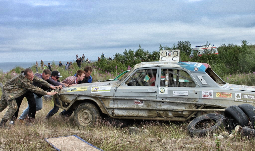 Болид въехал в ограждение