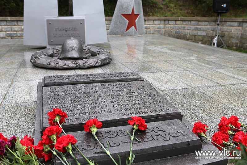 К памятнику возложили цветы пресс-служба администрации Владивостока